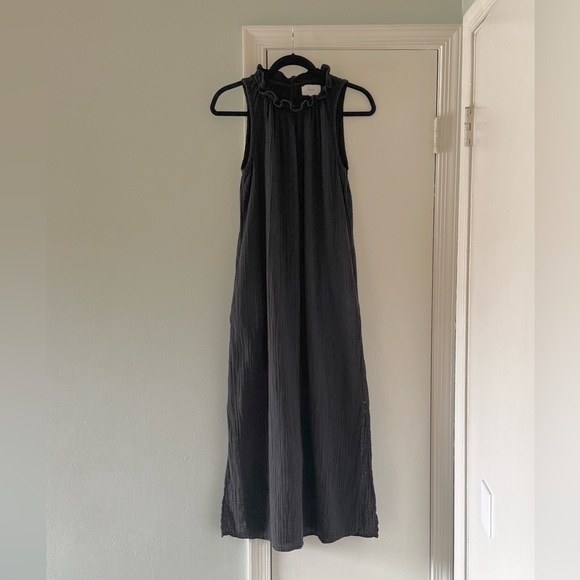 XiRENA Dresses & Skirts - XiRENA Black Sleeveless Maxi Dress with Ruffled Neck